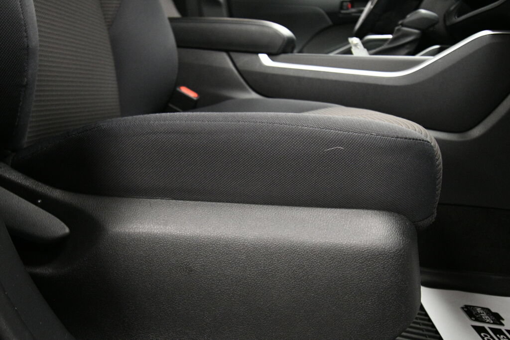 Used 2023 Toyota Highlander LE AWD/4WD image 30