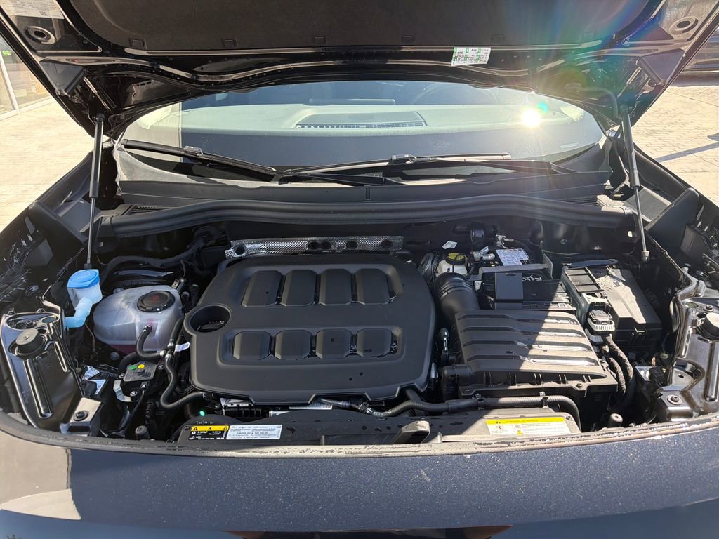 Certified 2025 Volkswagen Tiguan SE AWD/4WD image 23