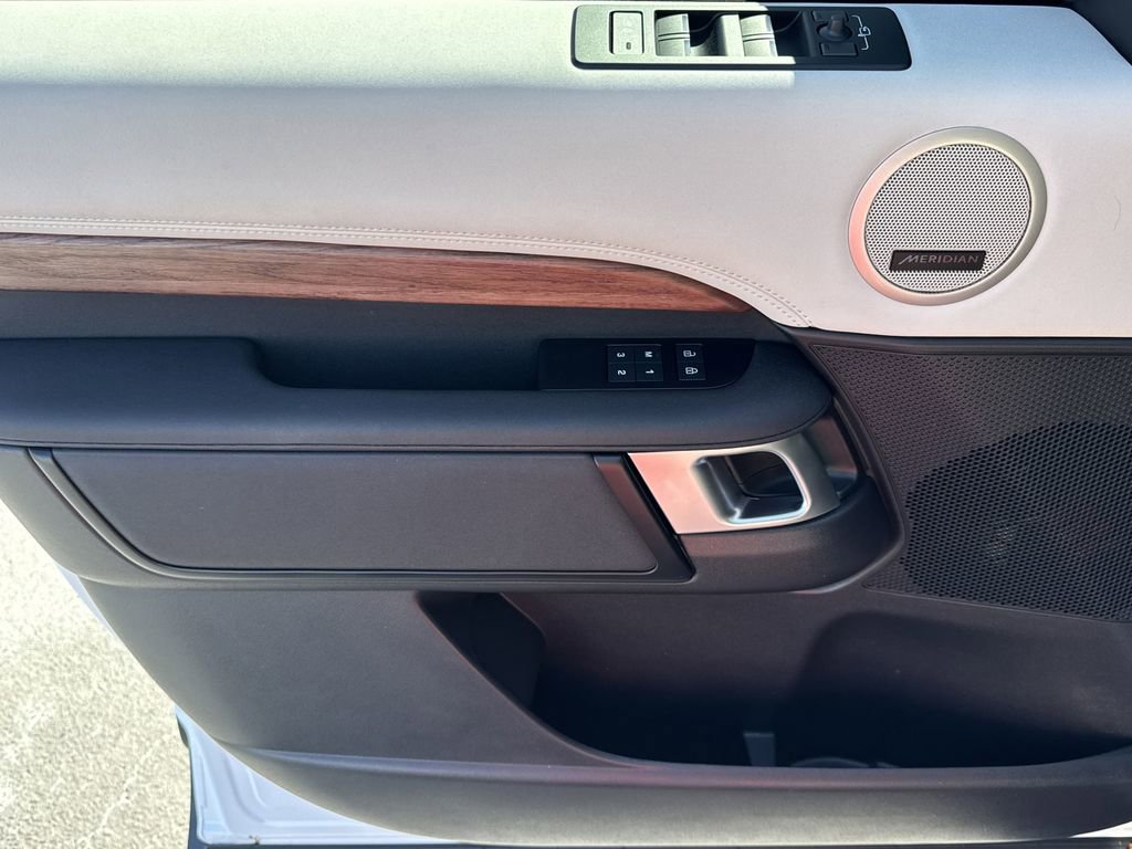 Used 2025 Land Rover Discovery S image 10