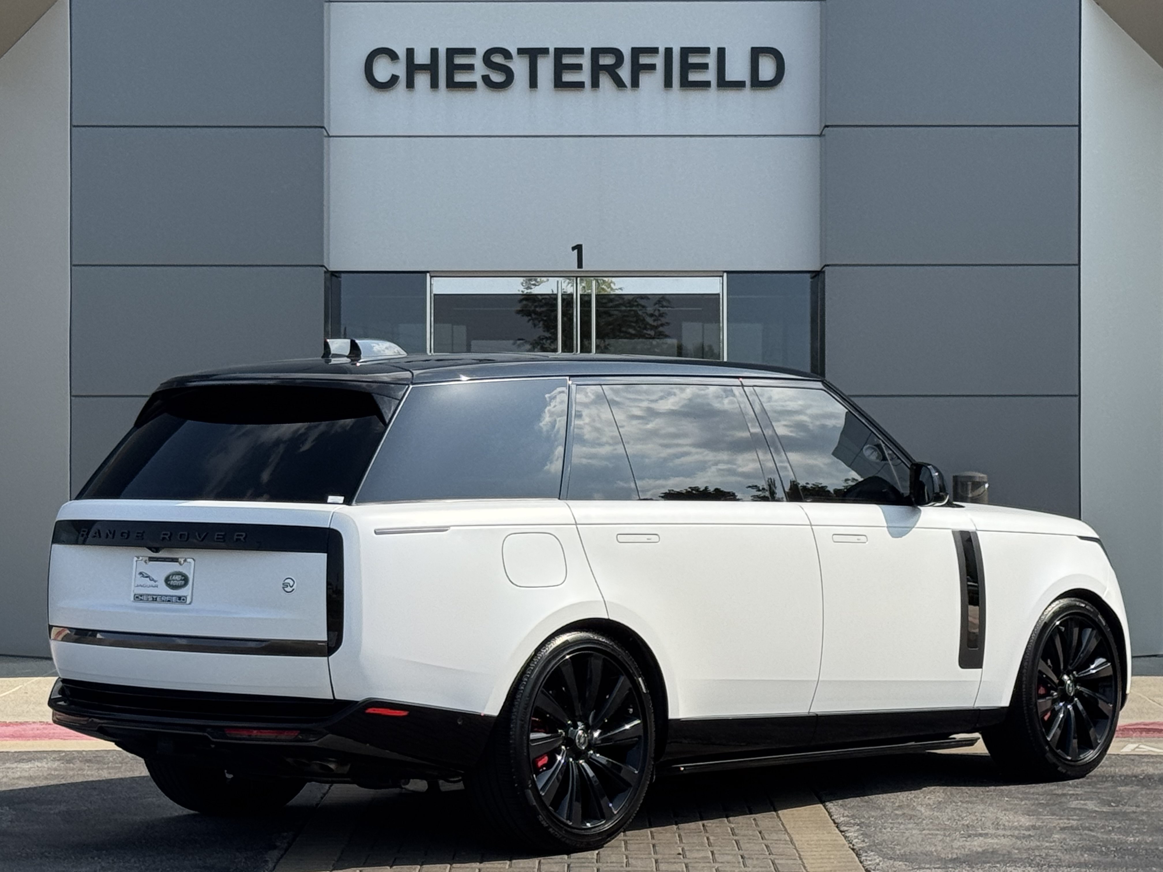 Certified 2025 Land Rover Range Rover SV AWD/4WD image 2