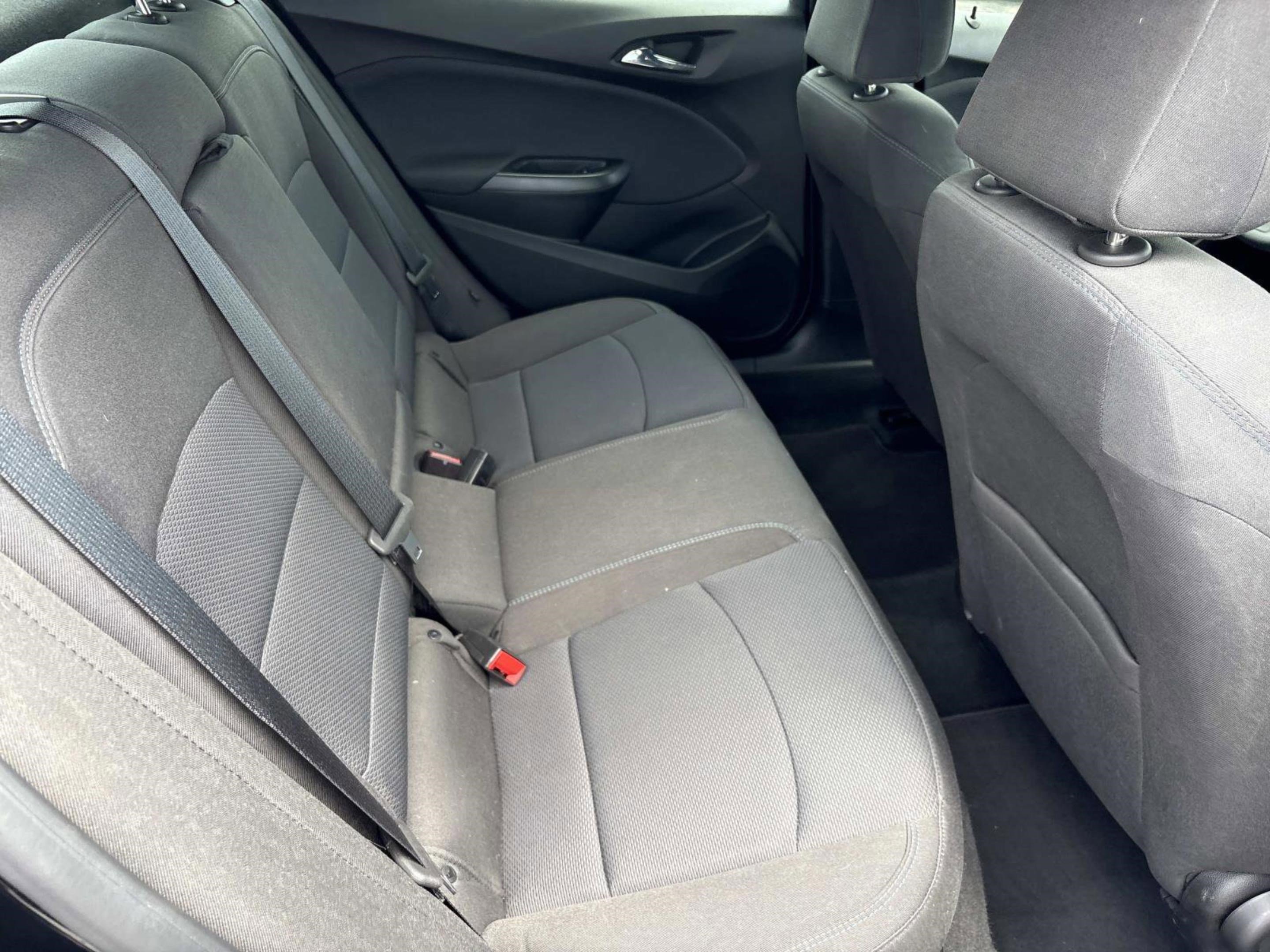 Used 2018 Chevrolet Cruze LT w/ Convenience Package FWD image 16