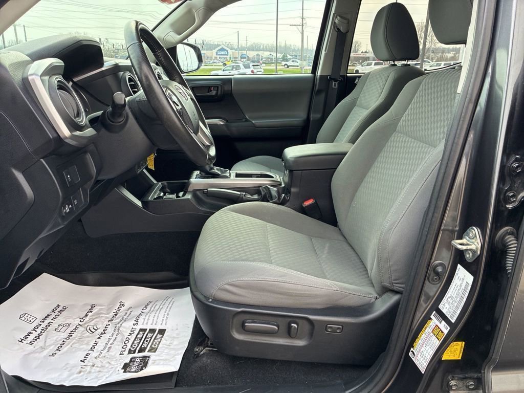 Used 2020 Toyota Tacoma SR5 AWD/4WD image 9