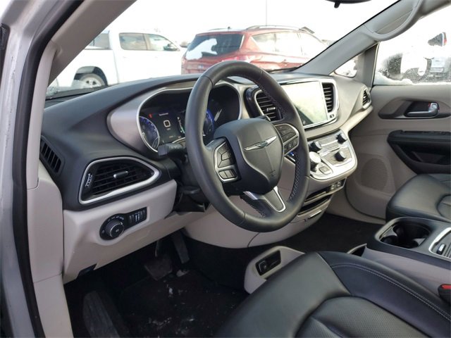 Used 2024 Chrysler Pacifica Touring-L image 10