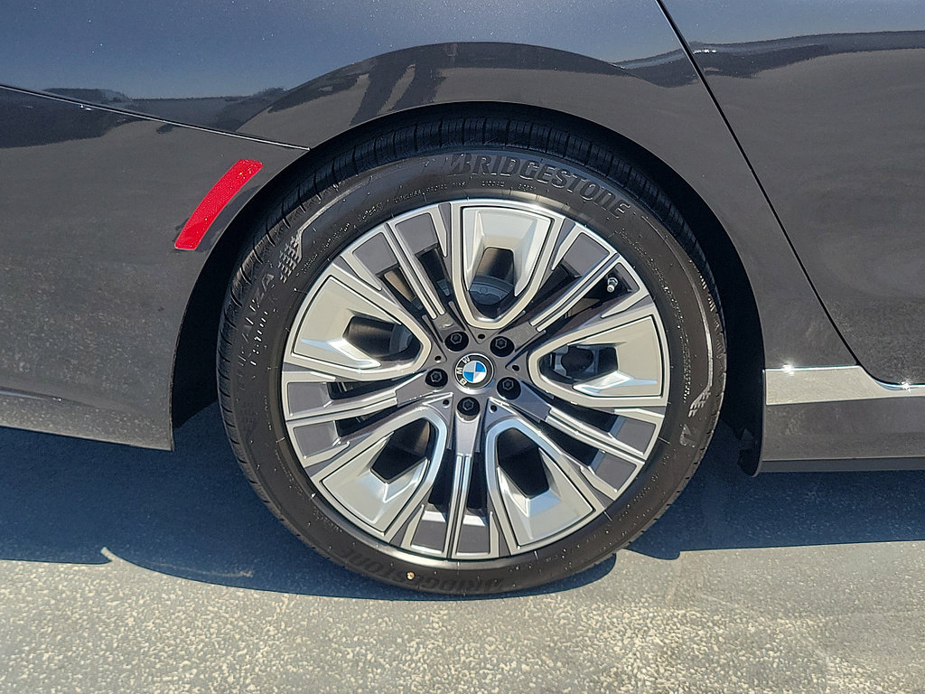 New 2026 BMW i7 M70 RWD image 6