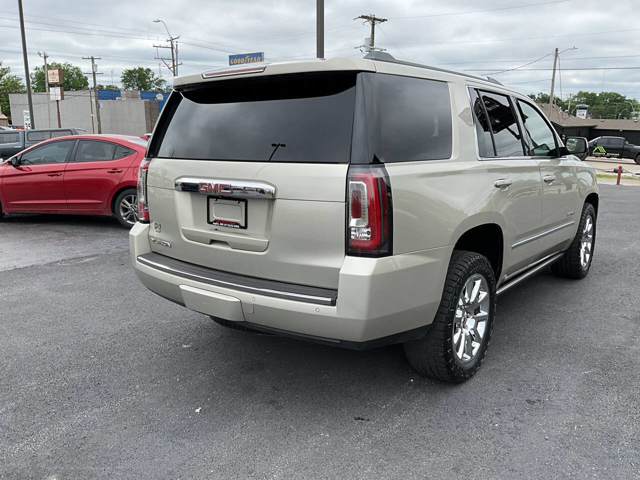 Used 2015 GMC Yukon Denali w/ Premium Package AWD/4WD image 6