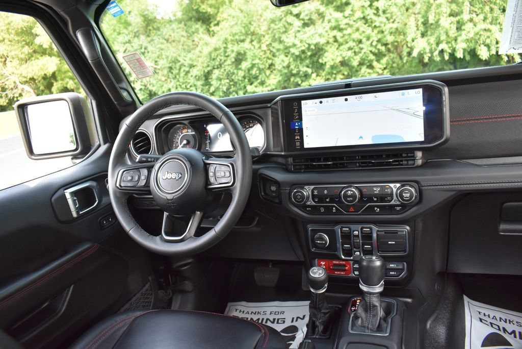 Used 2025 Jeep Wrangler Unlimited Rubicon AWD/4WD image 31