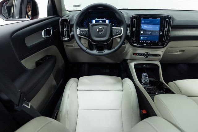 Used 2024 Volvo XC40 B5 Ultimate w/ Protection Package Premier image 3