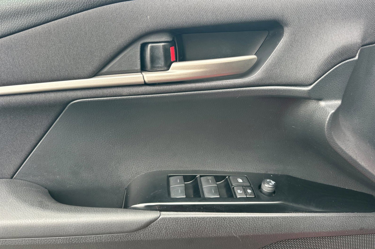 Used 2025 Toyota Camry LE image 11