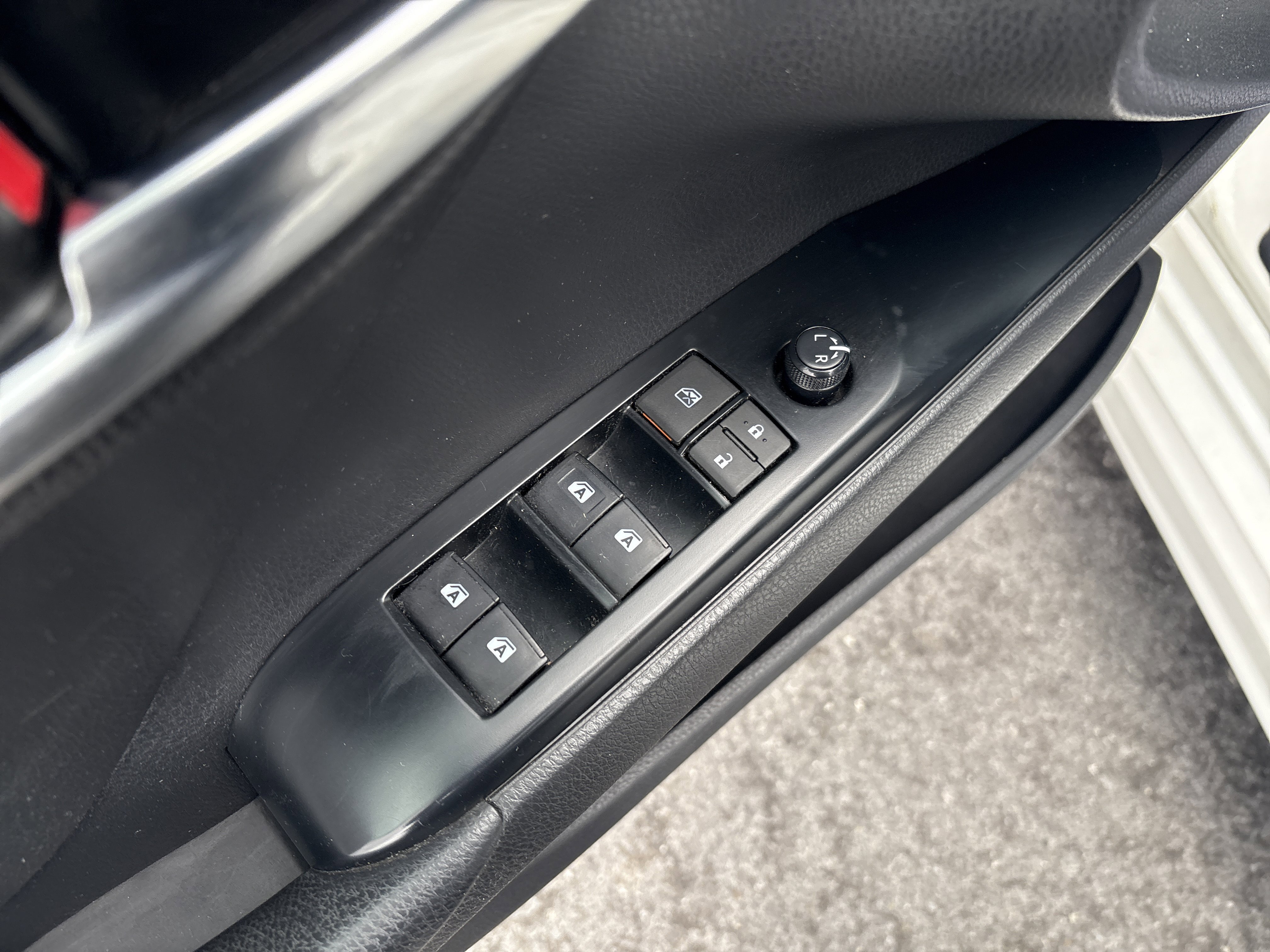 Used 2020 Toyota Camry SE image 16