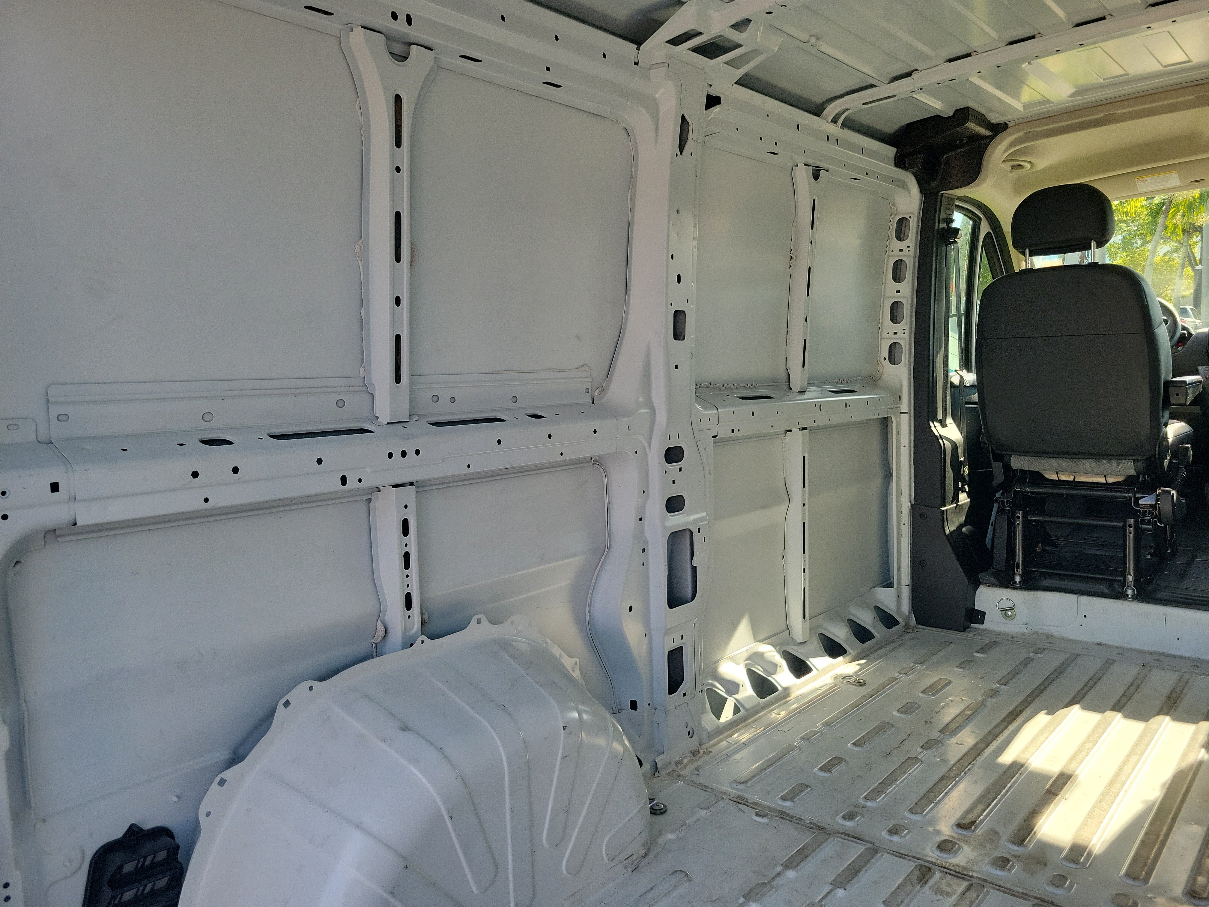 Used 2025 RAM ProMaster 2500 w/ Convenience Group FWD image 8