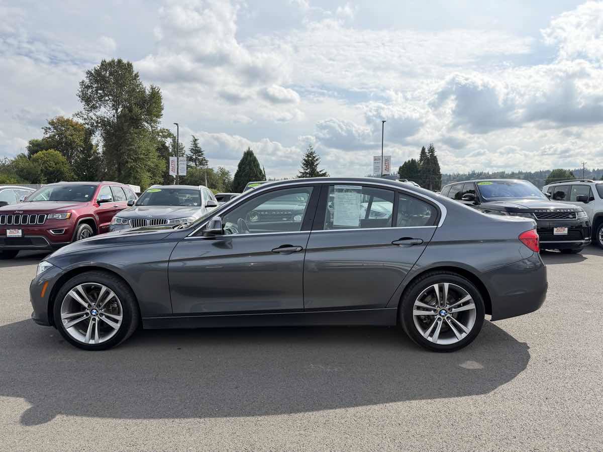 Used 2018 BMW 330i xDrive Sedan AWD/4WD image 5