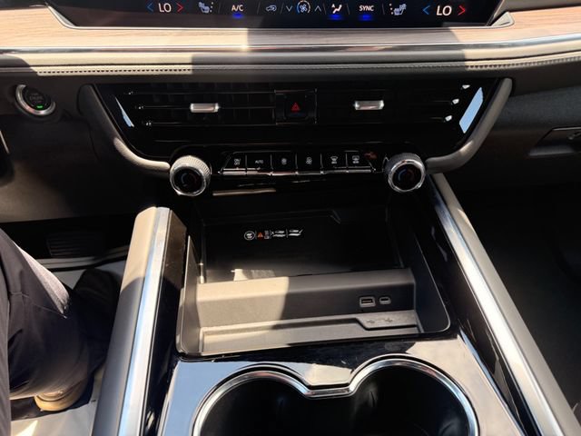 Used 2025 Chevrolet Suburban Z71 AWD/4WD image 7