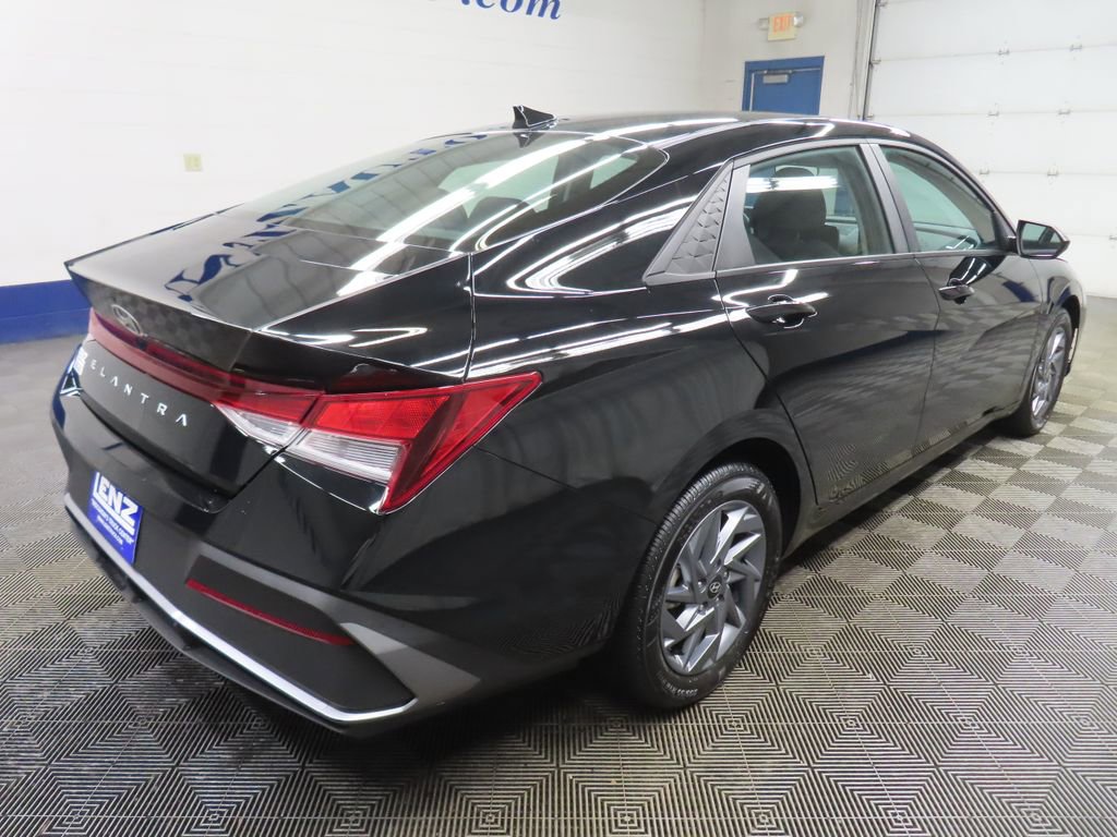 Used 2024 Hyundai Elantra SEL FWD image 5