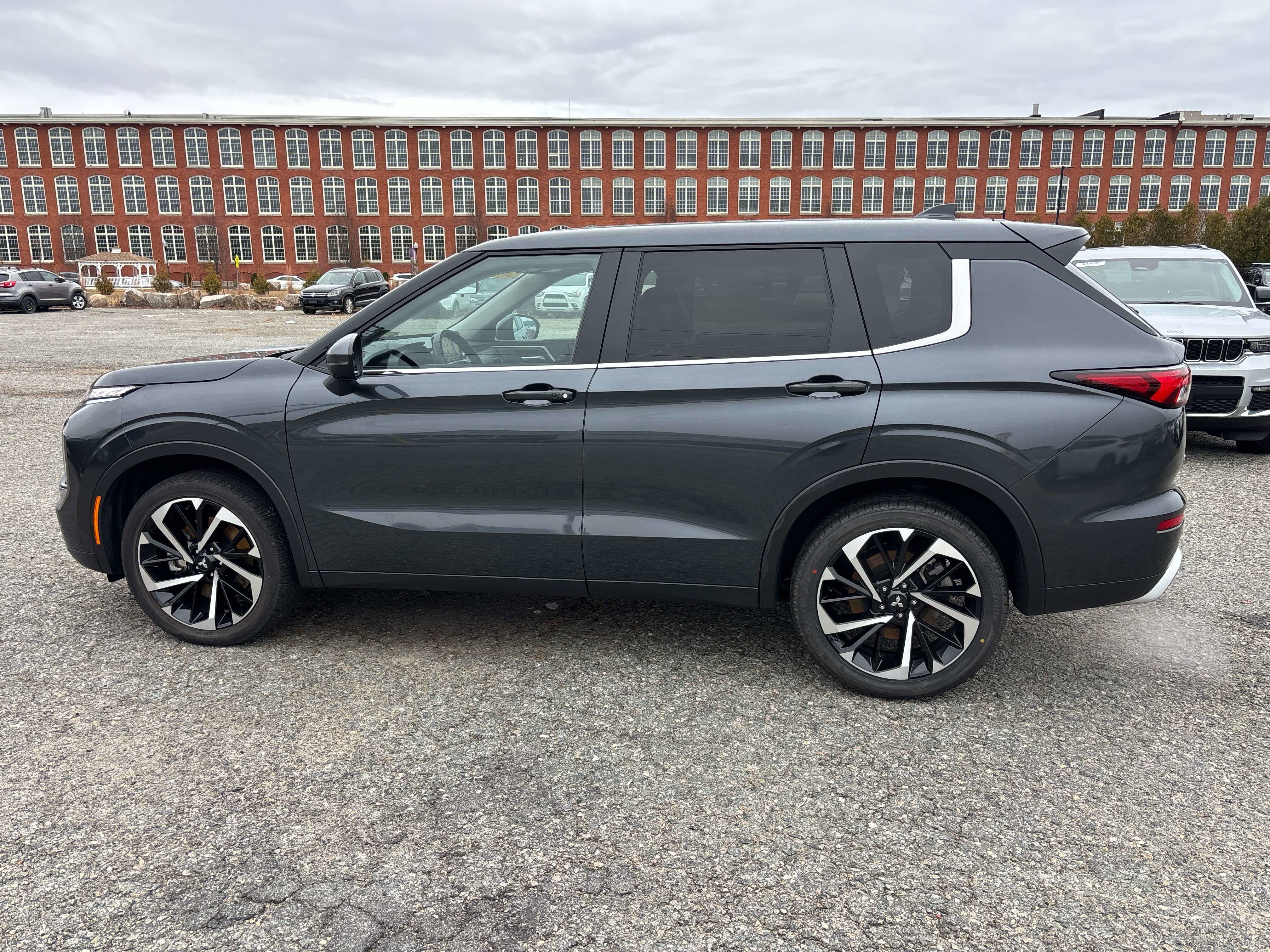 Used 2024 Mitsubishi Outlander SE image 8