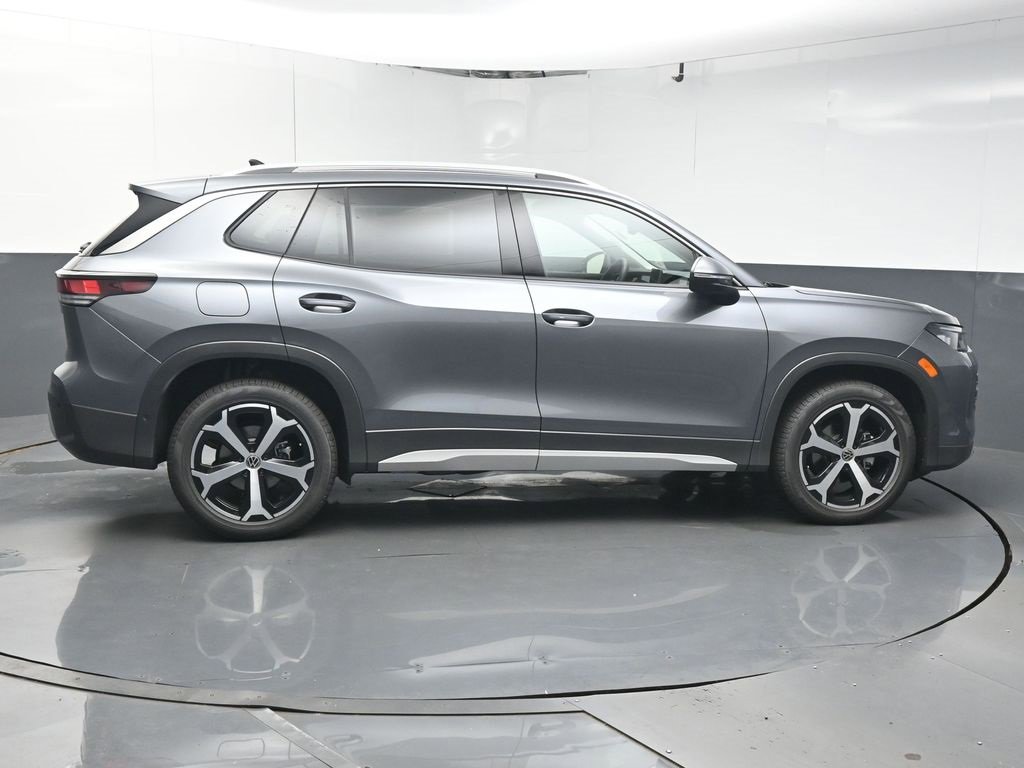 New 2025 Volkswagen Tiguan SE image 8