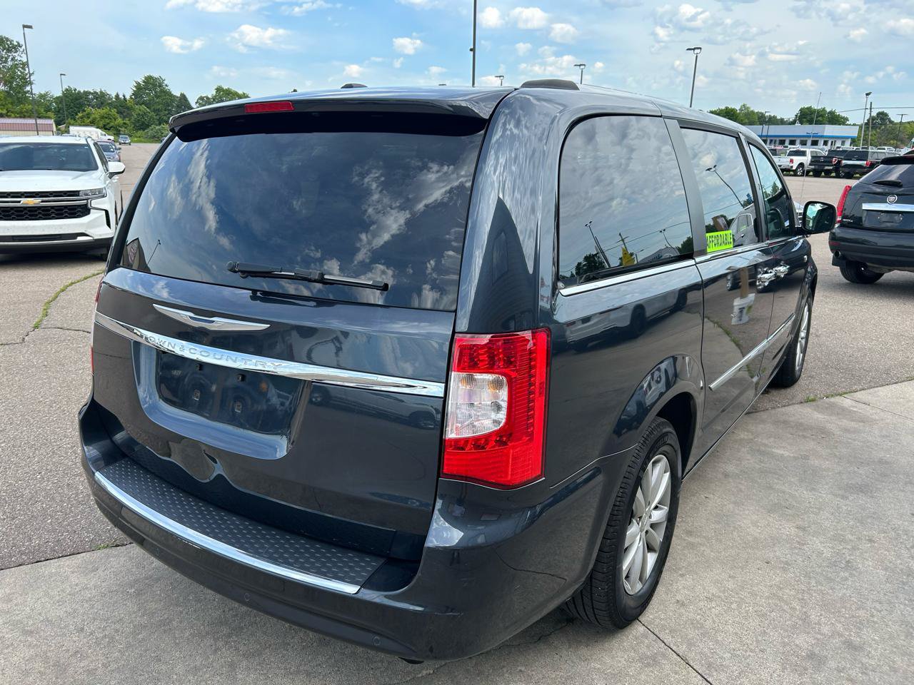 Used 2014 Chrysler Town & Country Touring-L FWD image 5