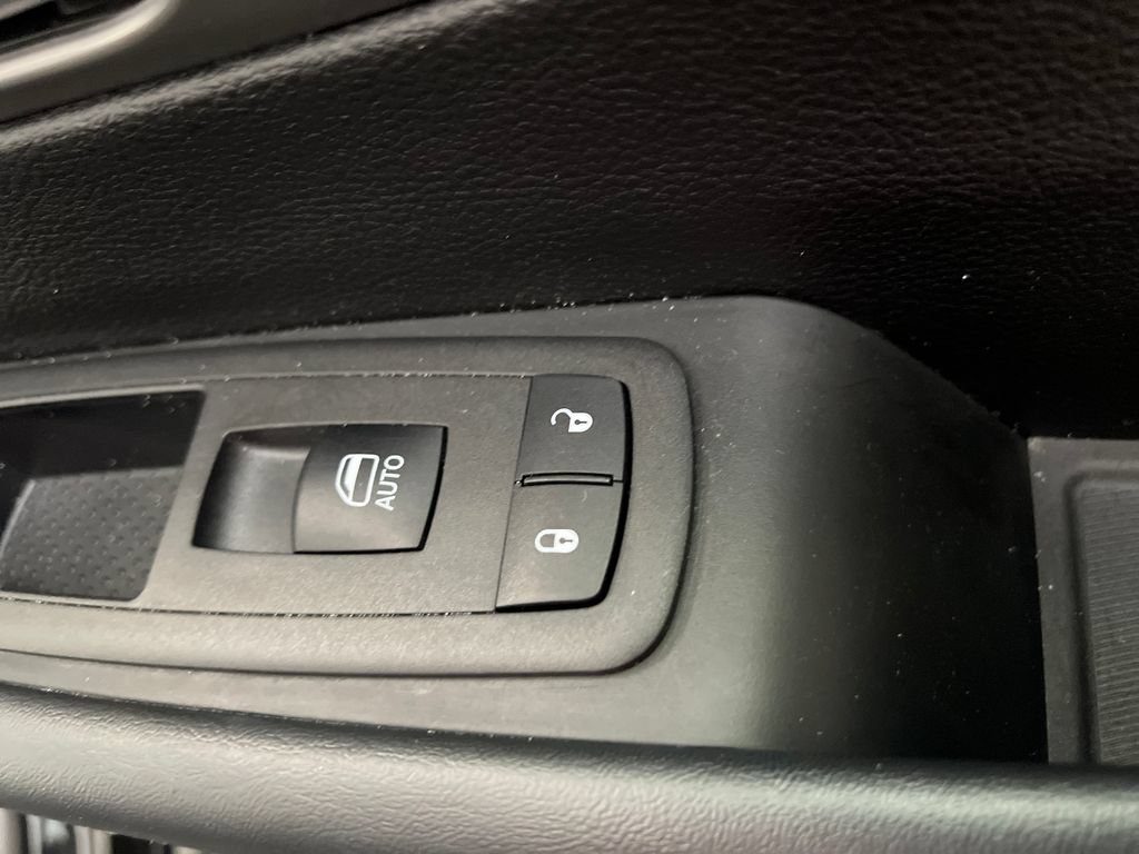Used 2025 Chrysler Pacifica Select FWD image 40