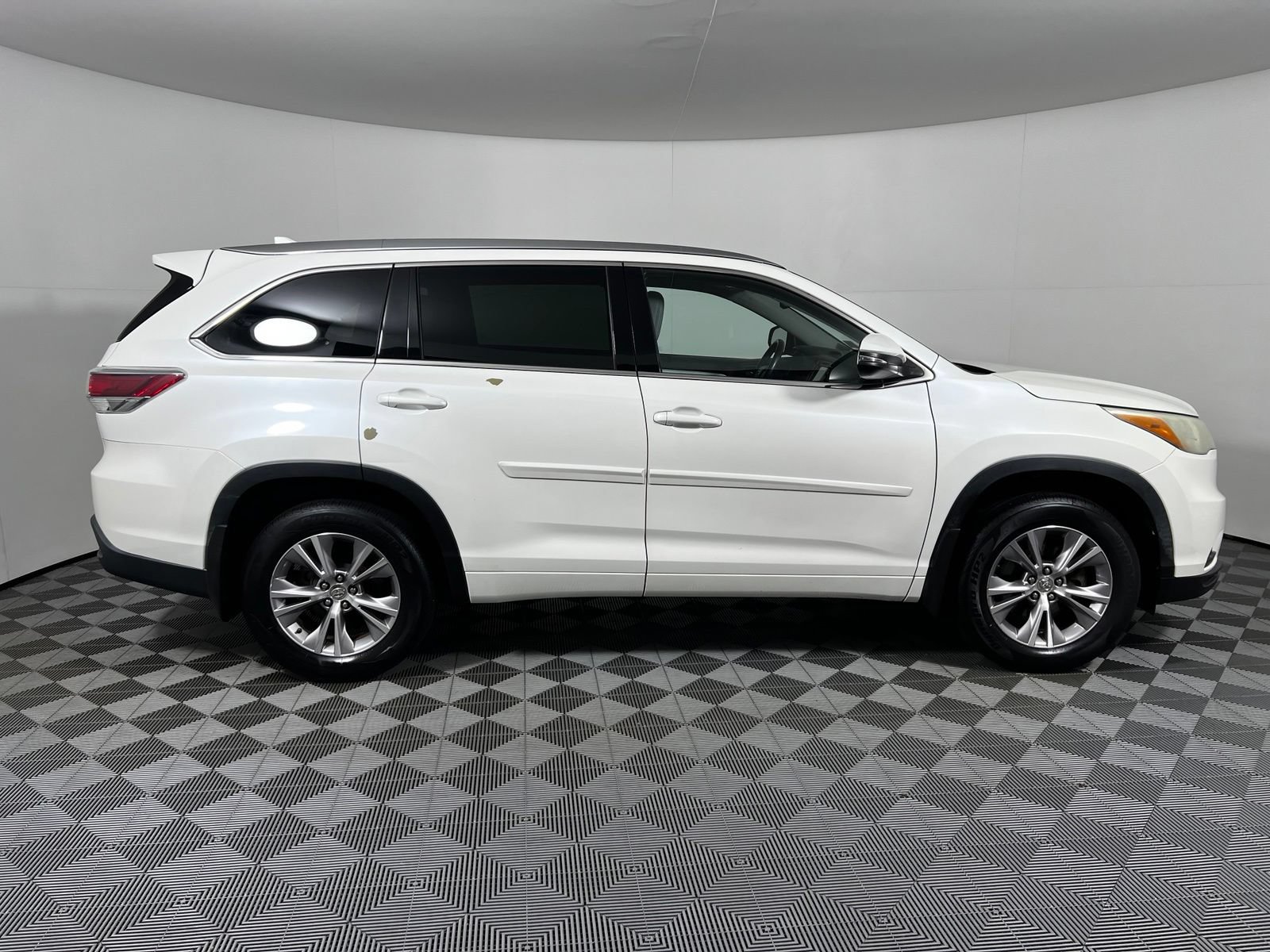 Used 2015 Toyota Highlander XLE AWD/4WD image 4