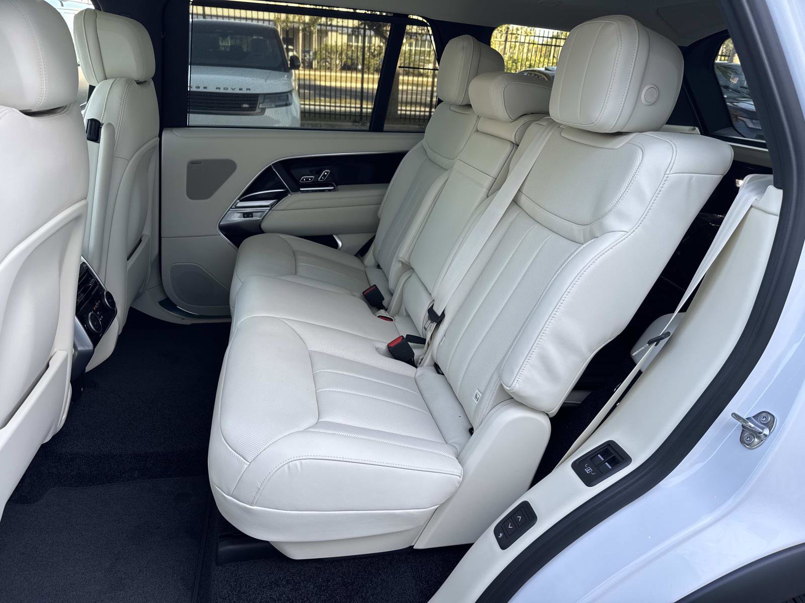 New 2026 Land Rover Range Rover Long Wheelbase SE image 14