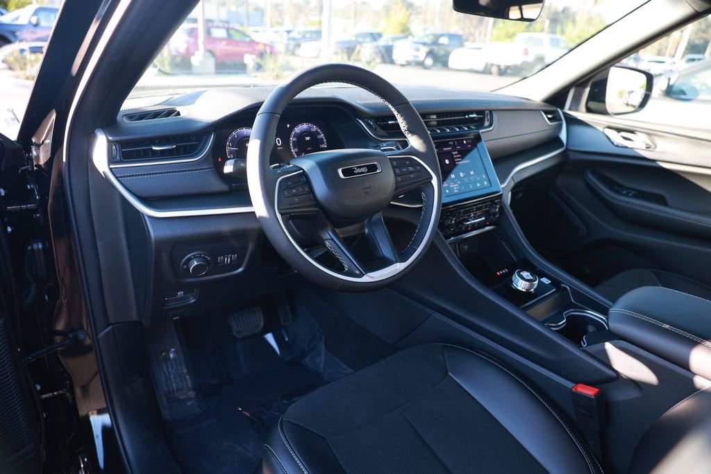 New 2025 Jeep Grand Cherokee Altitude image 10