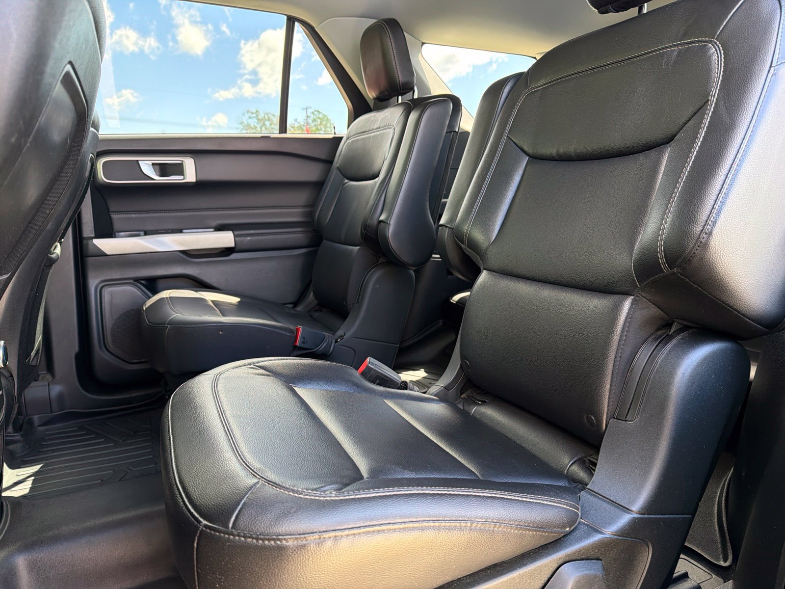 Used 2020 Ford Explorer XLT w/ Equipment Group 202A RWD image 12