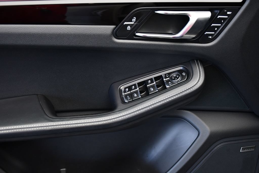 Certified 2024 Porsche Macan AWD/4WD image 35