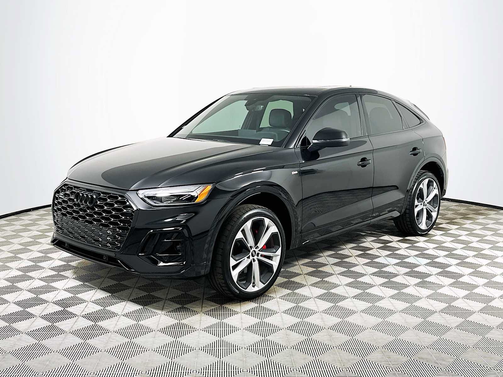 Certified 2025 Audi Q5 2.0T Premium Plus w/ Premium Plus Package AWD/4WD image 3