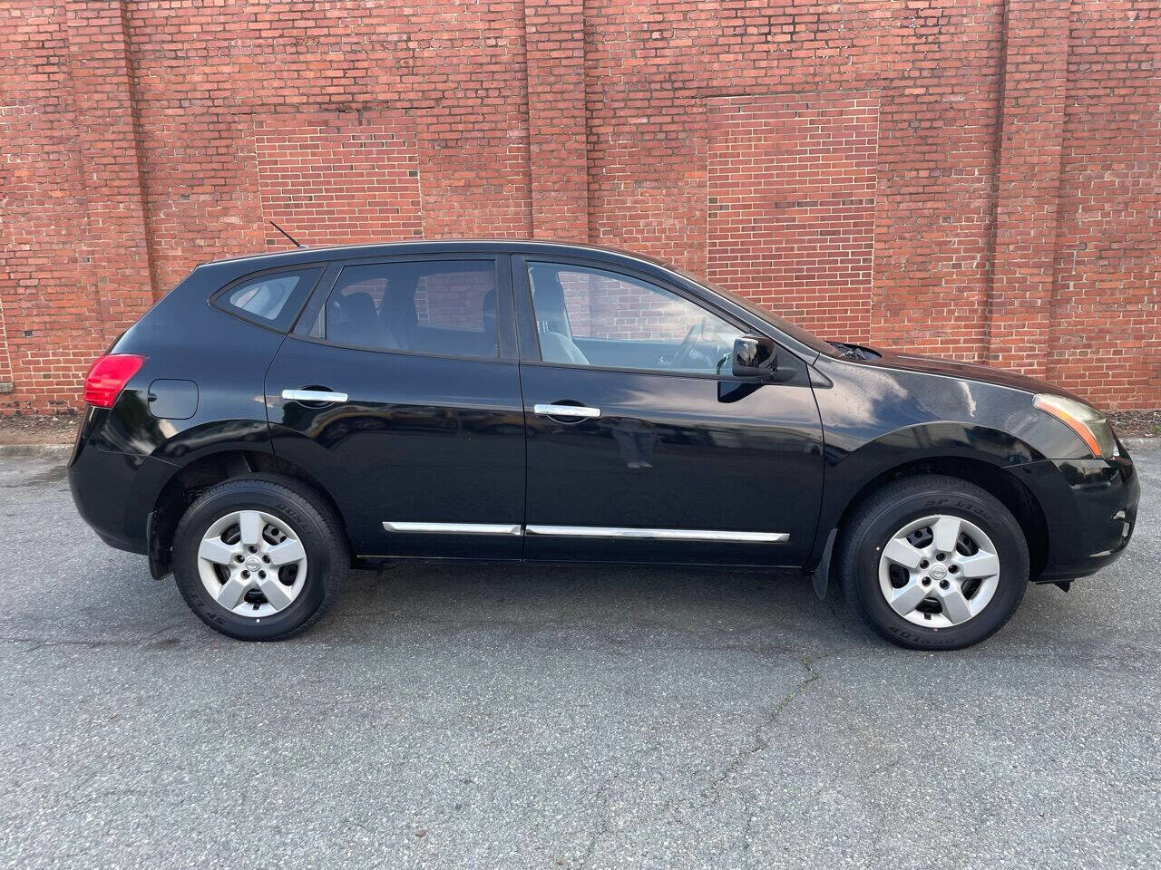 Used 2014 Nissan Rogue S image 2