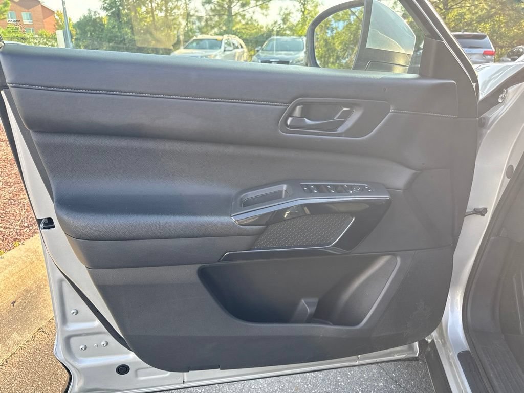 Used 2025 Nissan Pathfinder SV FWD image 16