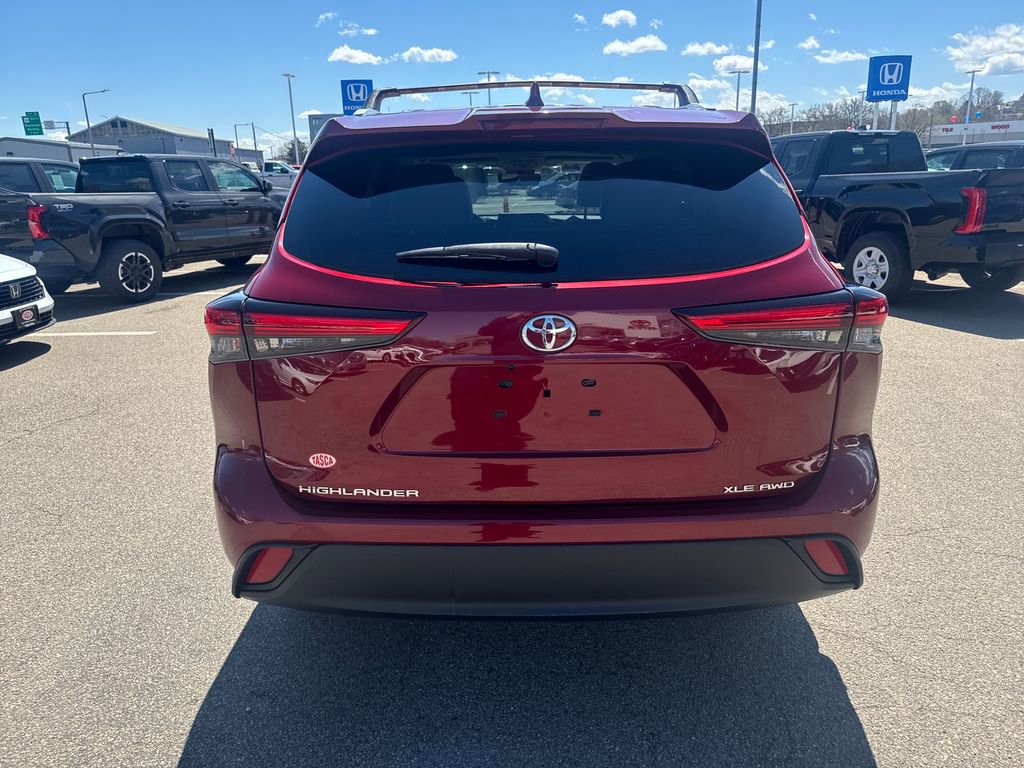 Used 2022 Toyota Highlander XLE AWD/4WD image 6