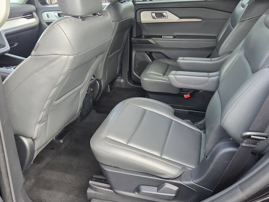 Used 2025 Ford Explorer Active w/ Active Comfort Package RWD image 10