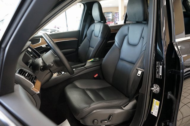 Used 2023 Volvo XC90 B6 Plus image 2