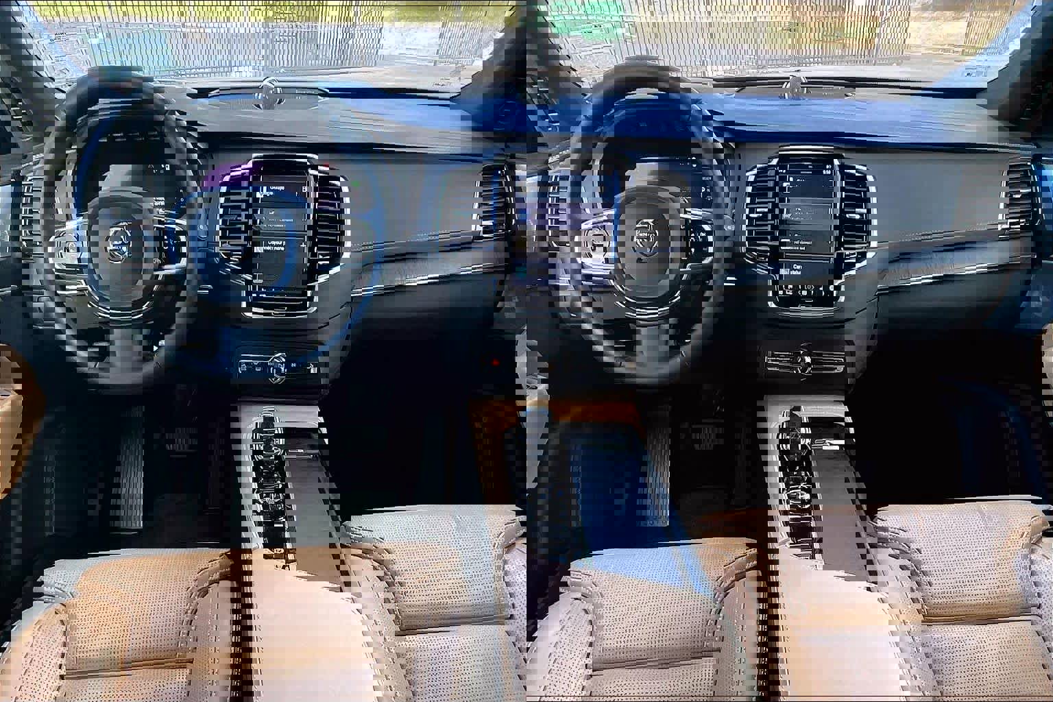 Used 2023 Volvo XC90 T8 Ultimate w/ Lounge Package image 18