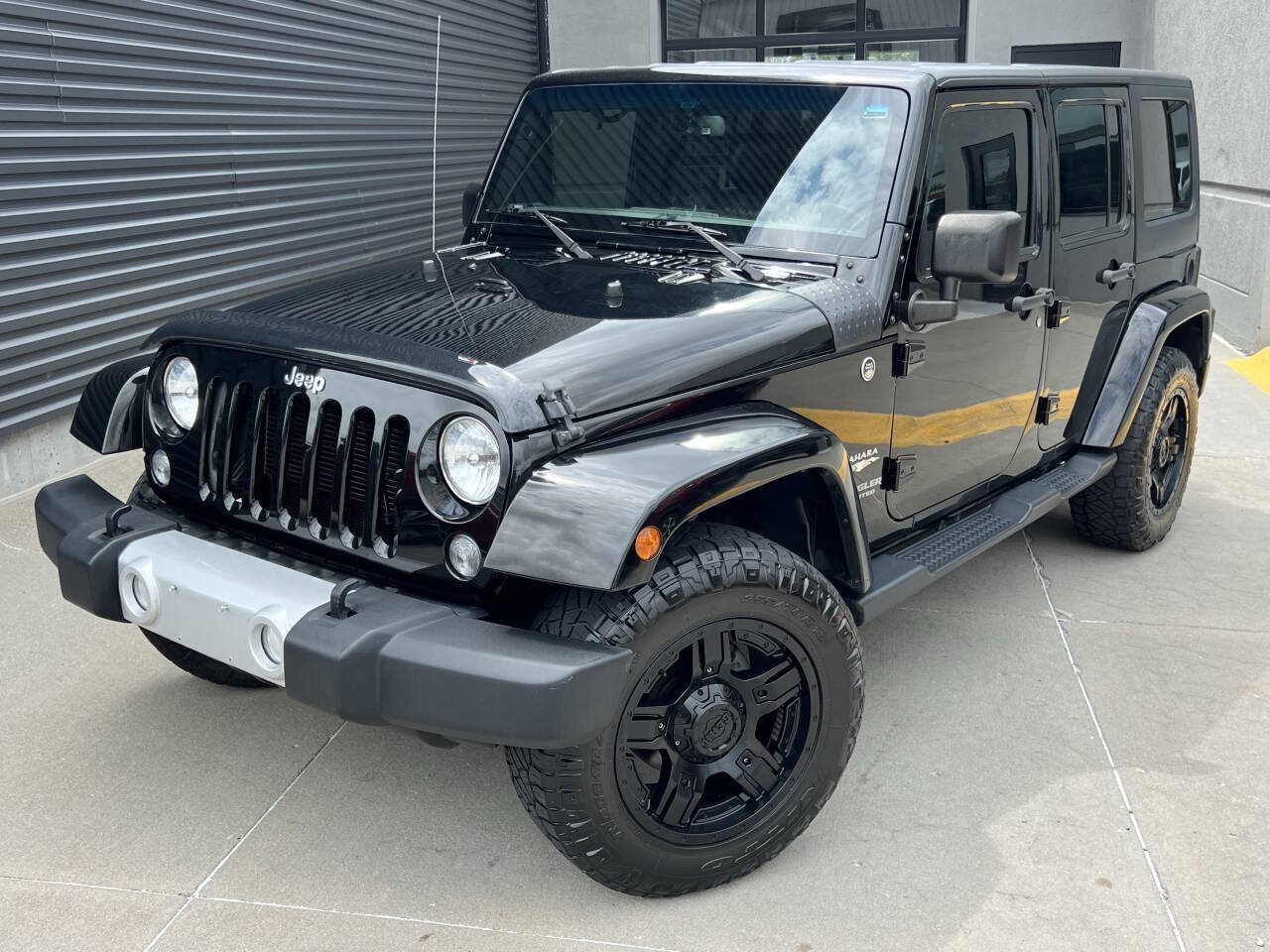 Used 2015 Jeep Wrangler Unlimited Sahara w/ Connectivity Group AWD/4WD image 2