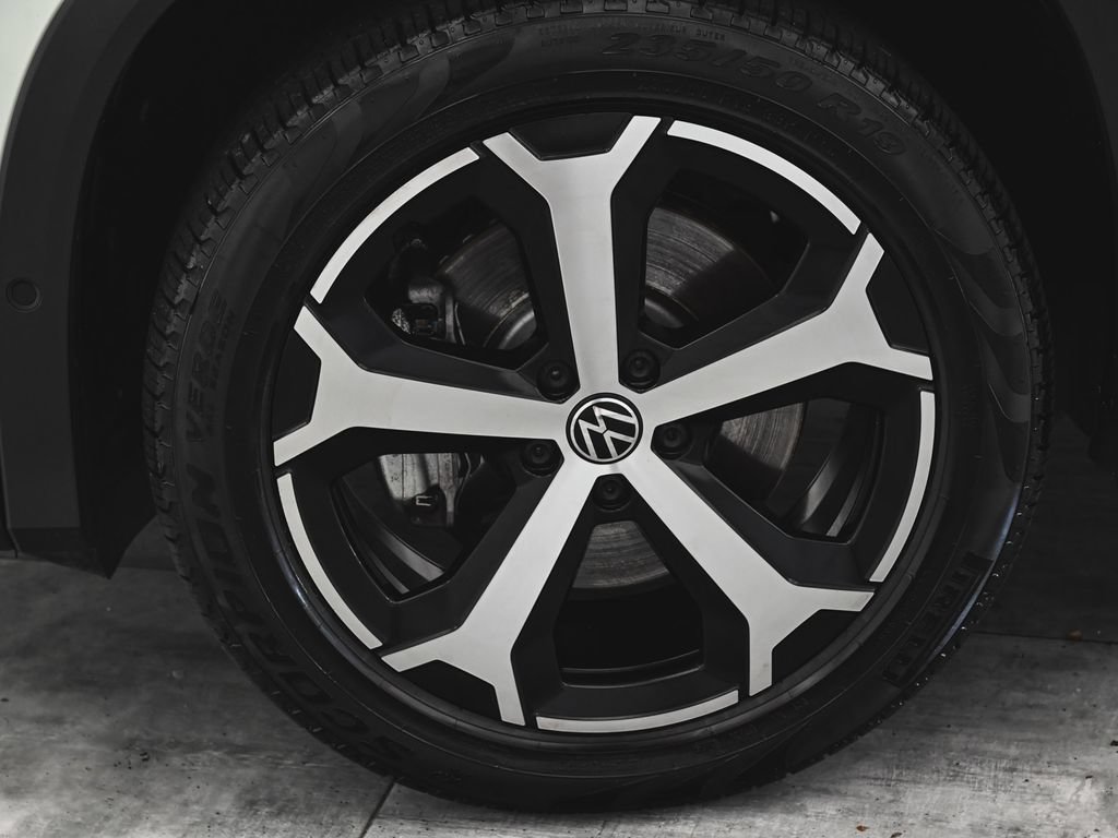 Used 2025 Volkswagen Tiguan SE AWD/4WD image 7