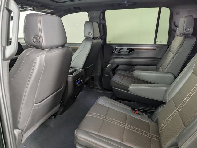 Used 2025 Chevrolet Suburban High Country AWD/4WD image 17
