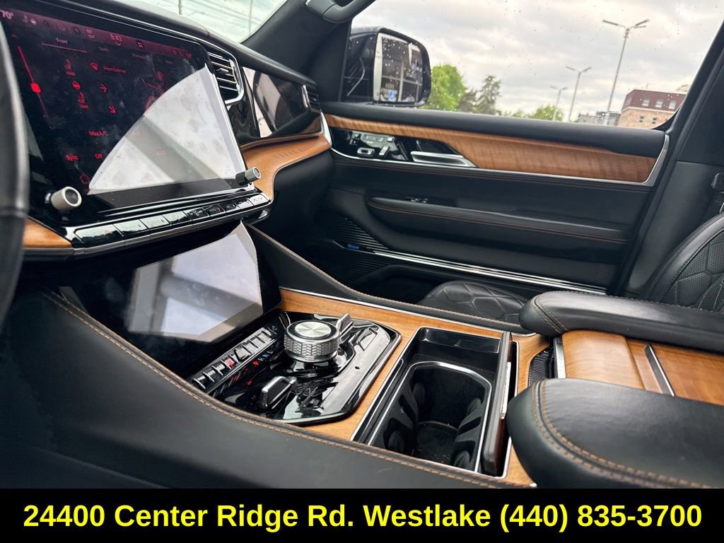 Used 2022 Jeep Grand Wagoneer Series III AWD/4WD image 16