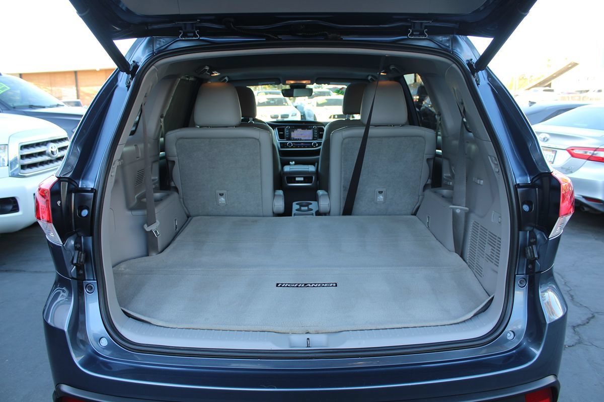 Used 2018 Toyota Highlander XLE w/ Carpet Mat Package (TMS) FWD image 33