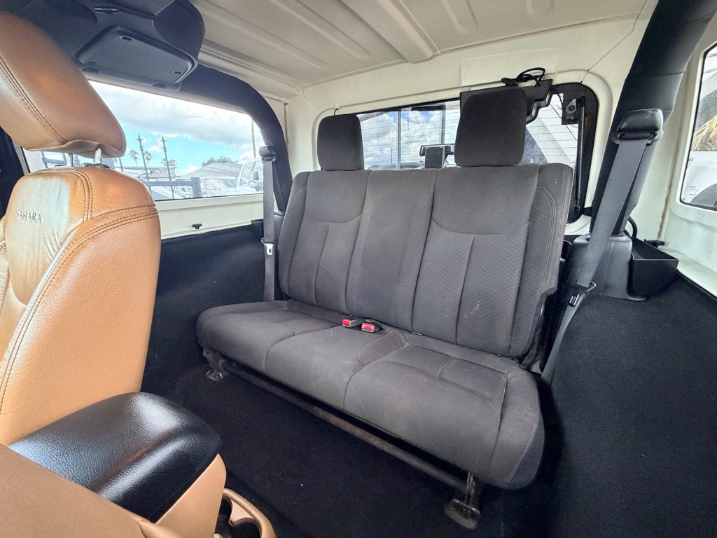 Used 2018 Jeep Wrangler Sahara w/ Connectivity Group AWD/4WD image 15
