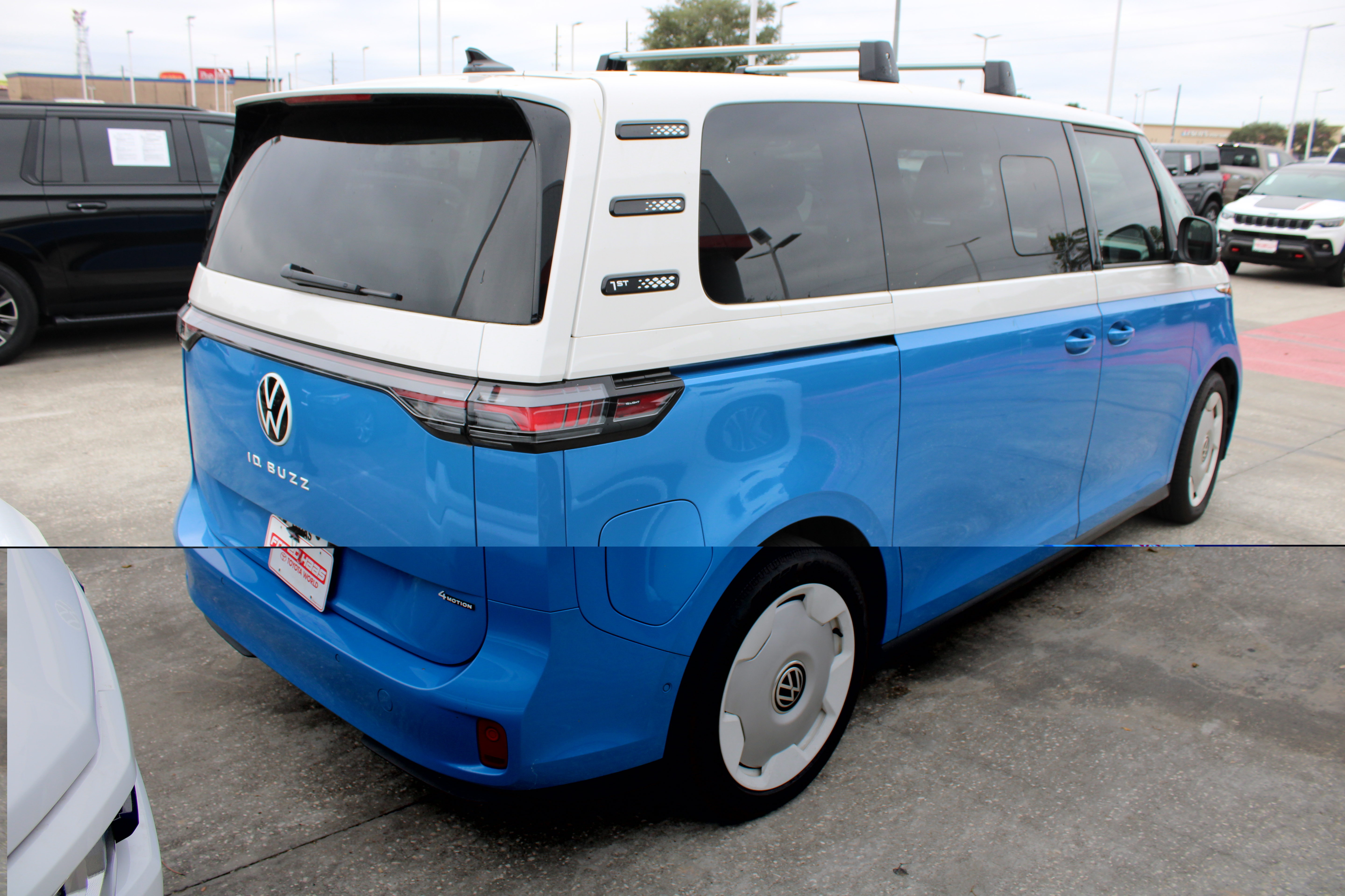 Used 2025 Volkswagen ID. Buzz 1st Edition AWD/4WD image 10