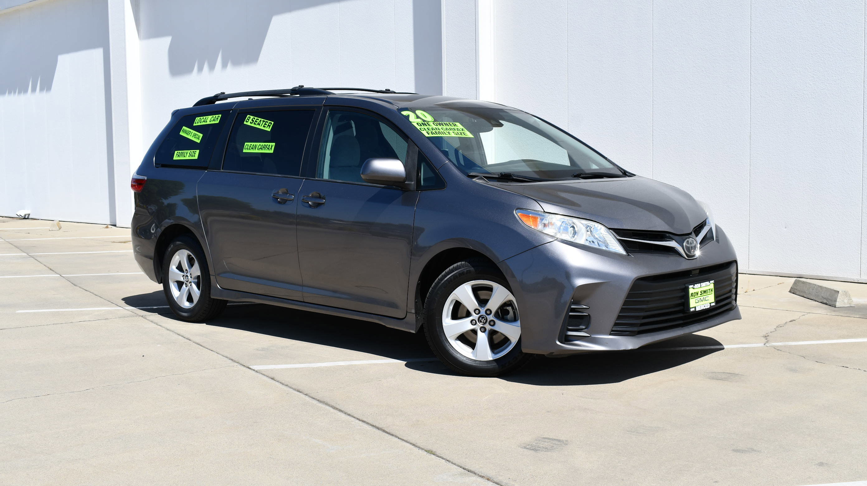 Used 2020 Toyota Sienna LE w/ Carpet Mat Package image 2