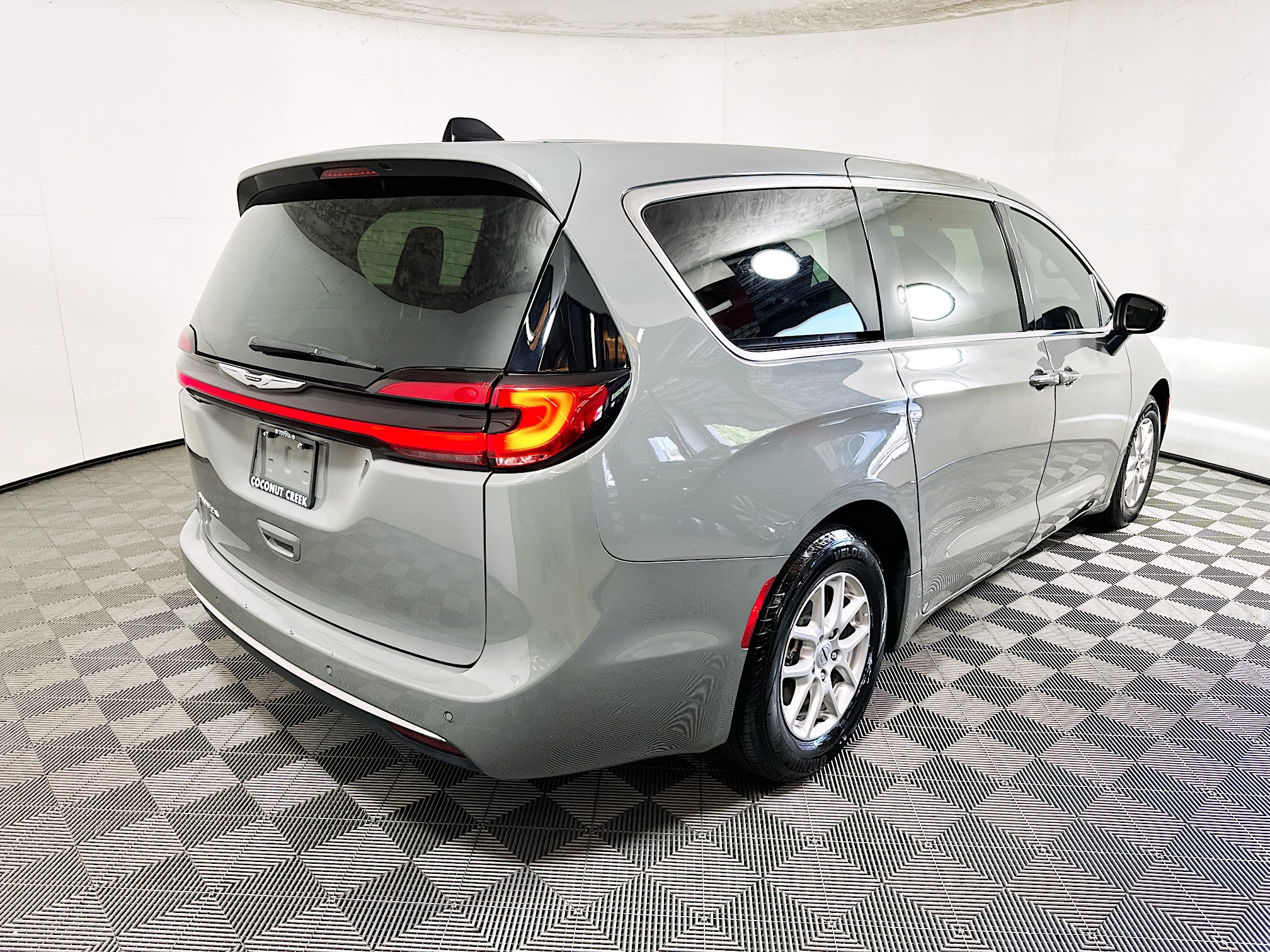 Used 2023 Chrysler Pacifica Touring-L FWD image 3