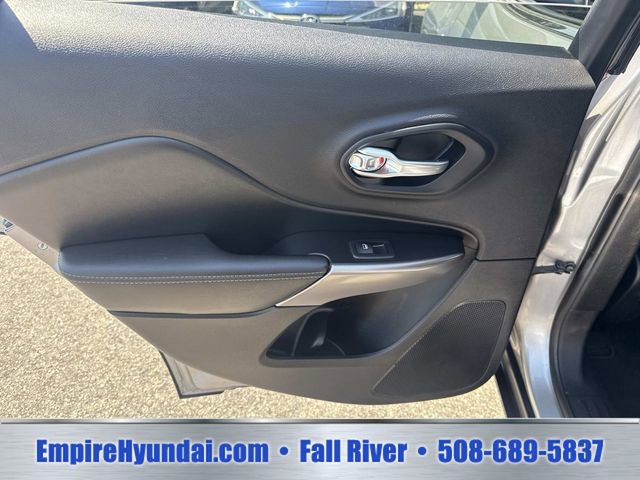 Used 2019 Jeep Cherokee Limited AWD/4WD image 17