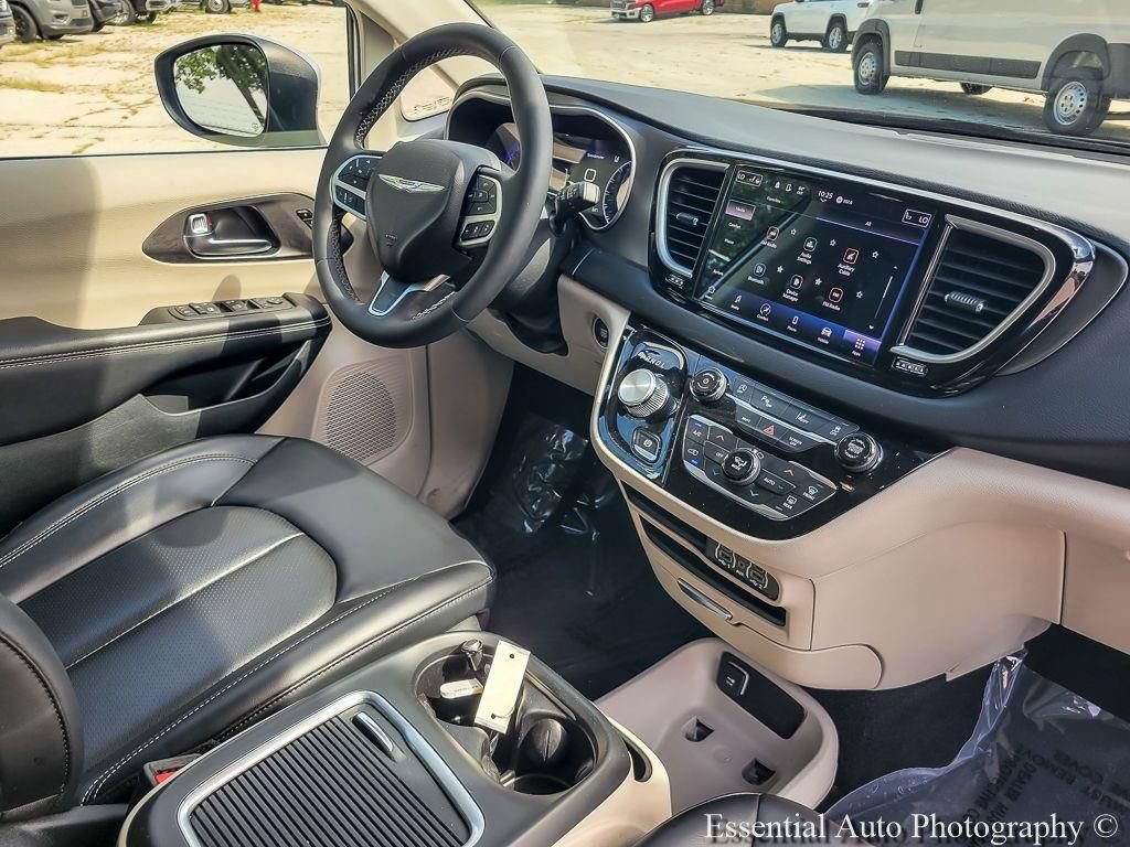 Certified 2023 Chrysler Pacifica Touring-L FWD image 29