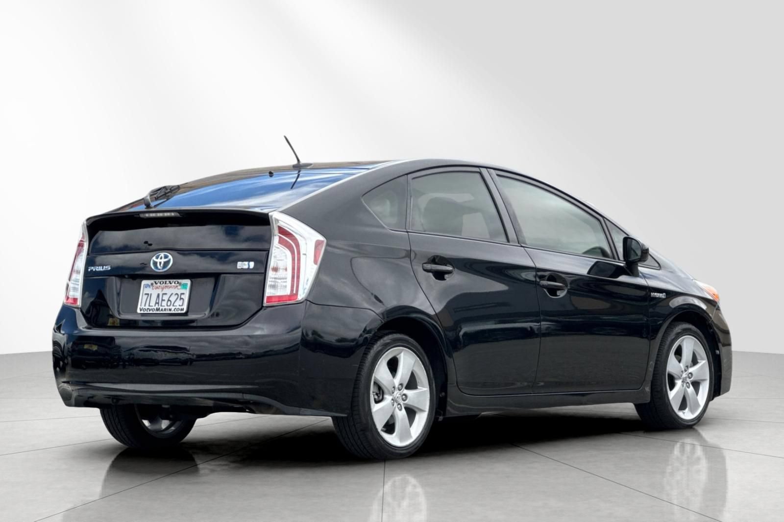 Used 2015 Toyota Prius Five FWD image 4