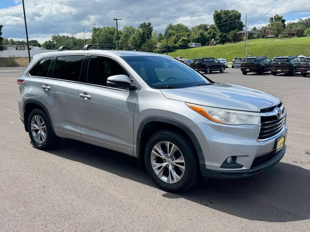 Used 2014 Toyota Highlander Plus w/ Preferred Accessory Package AWD/4WD image 2