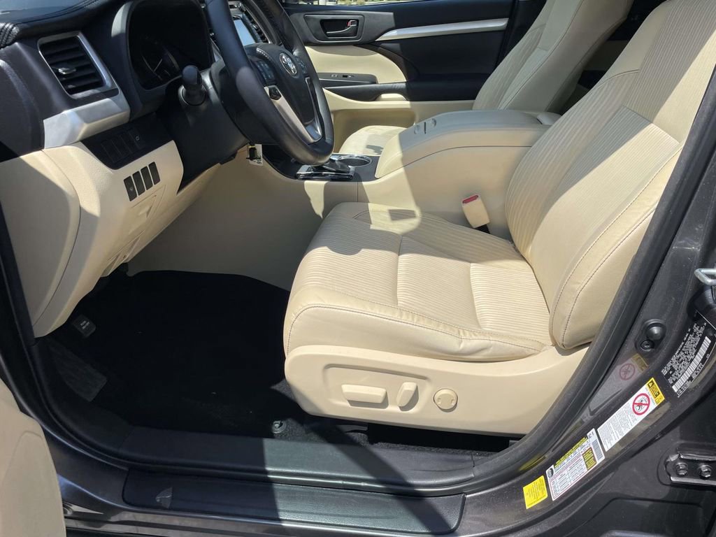 Used 2014 Toyota Highlander Plus AWD/4WD image 19