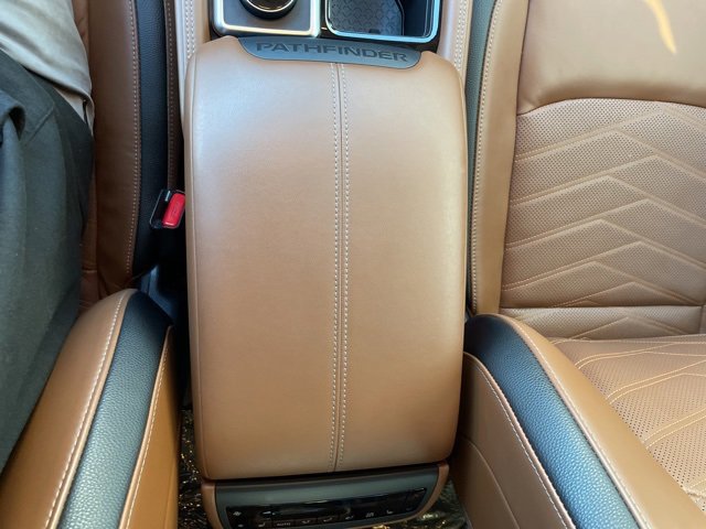 Used 2023 Nissan Pathfinder Platinum image 10