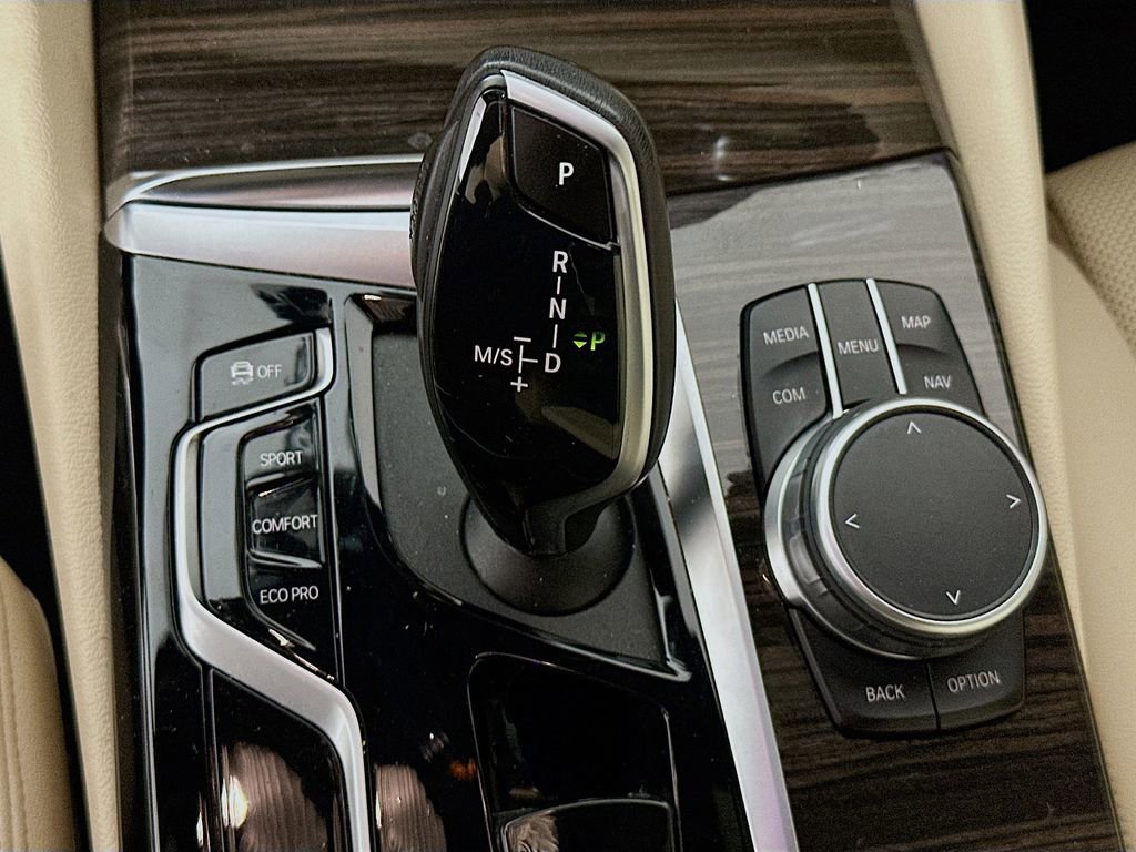 Used 2021 BMW 530i xDrive w/ Premium Package image 17