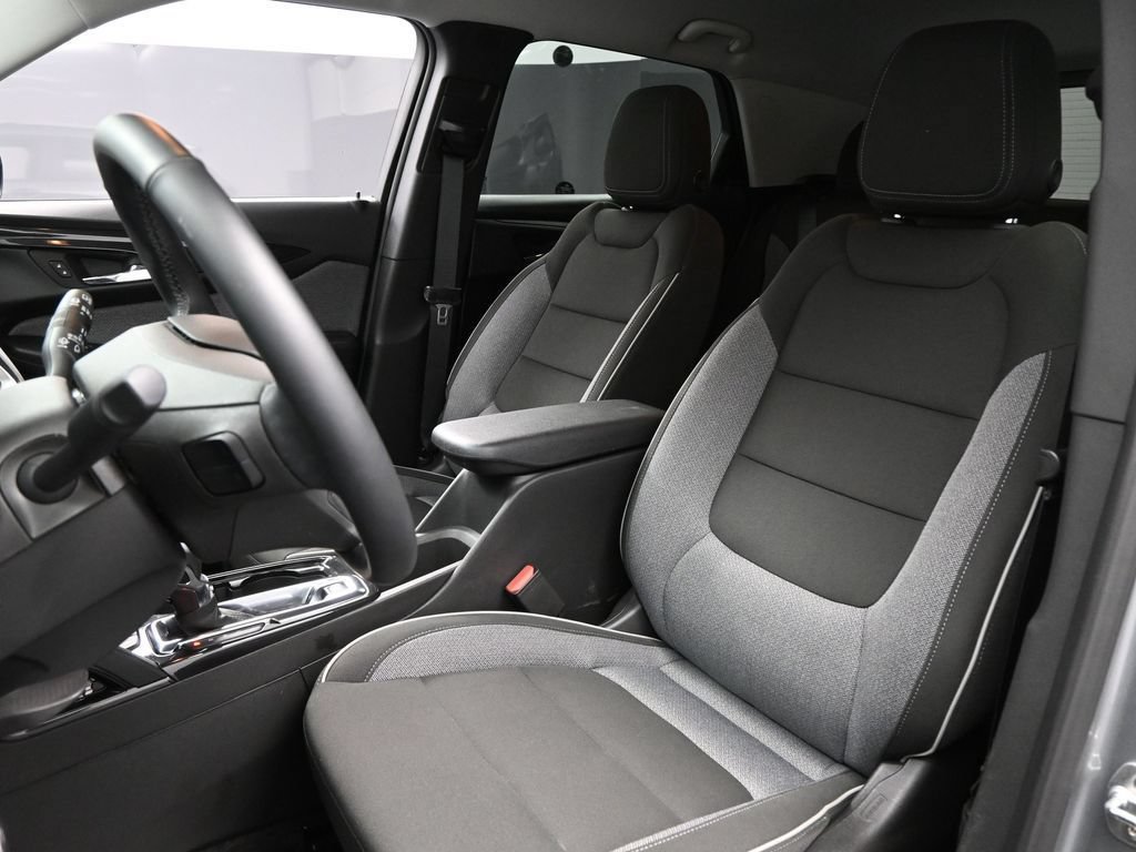 Used 2025 Chevrolet TrailBlazer LT w/ Convenience Package FWD image 9